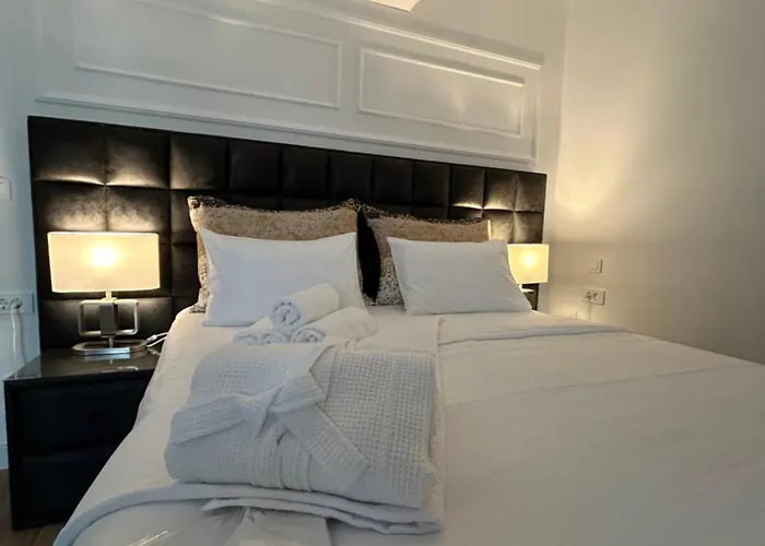Daphne Luxe Retreat -sea View-king Size Bed- Daire *