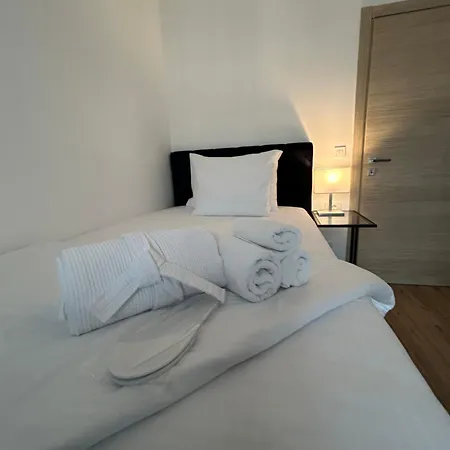 Daphne Luxe Retreat -sea View-king Size Bed-