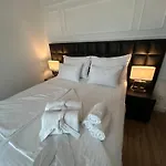 Apartamento Daphne Luxe Retreat -Sustainable Luxury & Ev Station Supetar
