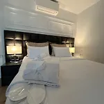 Daphne Luxe Retreat -sustainable Luxury & Ev Station Appartement *